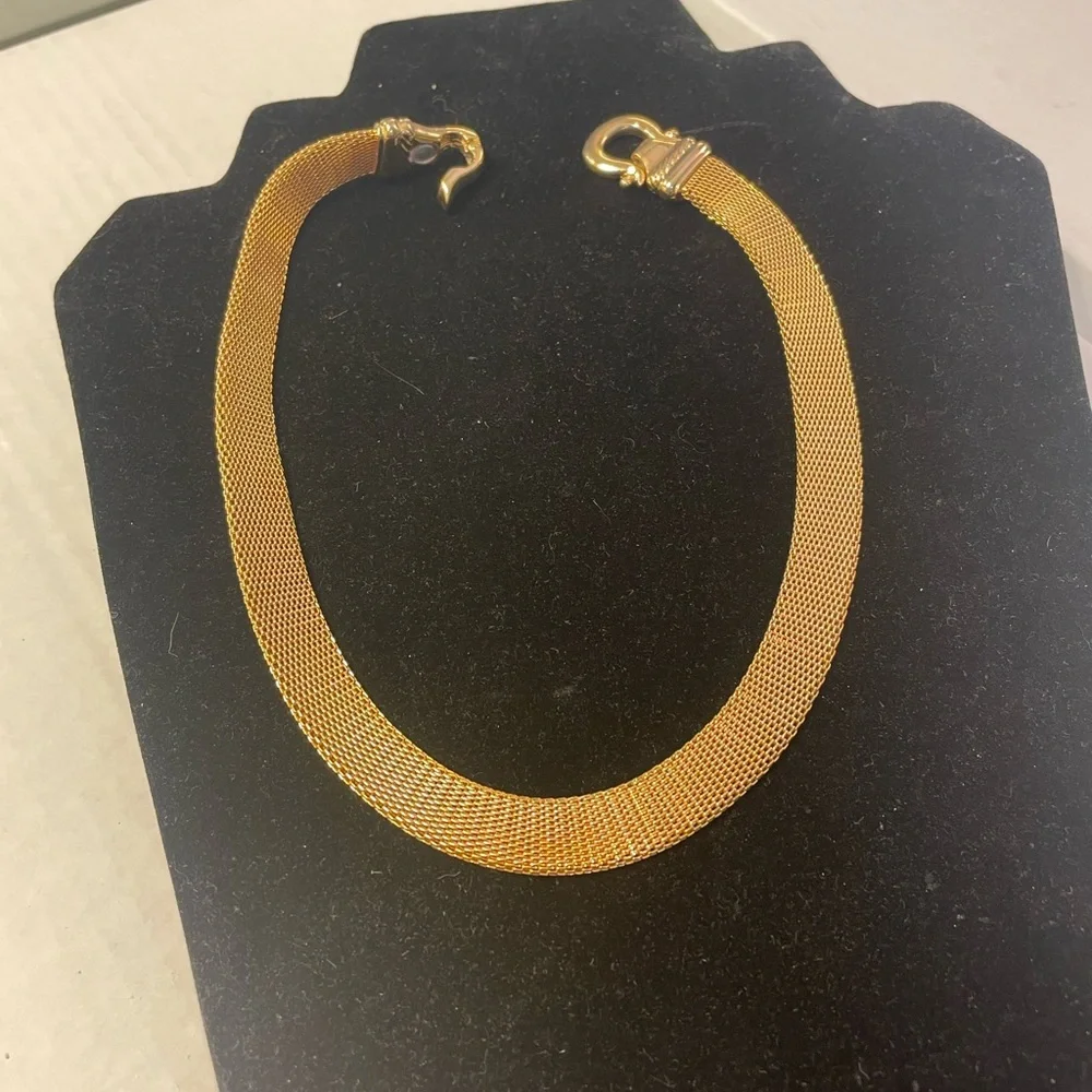 Chic Gold Mesh Choker Necklace with magnetic clip closure - Picture 5 of 8
